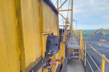 Endüstriyel madencilik alanında çelik yapı iskeleti olan kömür tripleri konveyör makinesi, ağır makineleri, enerji üretimini ve malzeme kullanımını simgeliyor. Madencilik işlemleri için mükemmel