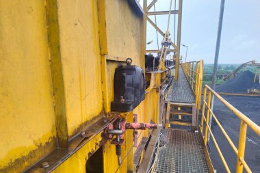 Kömür taşıyıcısının yanına kurulmuş endüstriyel bir merdiven madencilik operasyonlarında çalışanlara erişim sağlıyor. Görüntü, sağlam metal yapısını, güvenlik özelliklerini ve dayanıklı...