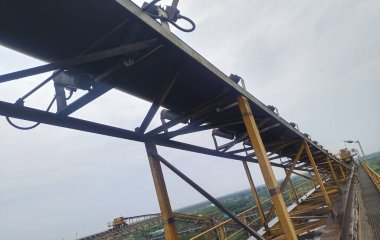 Madencilik ve enerji üretiminde hammaddeleri taşımak ve taşımak için kullanılan endüstriyel kömür işleme ekipmanları. Ağır makinelerin, malzeme taşımanın ve endüstriyel taşıma sistemlerinin sembolü.