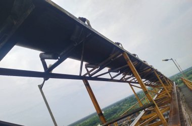 Madencilik ve enerji üretiminde hammaddeleri taşımak ve taşımak için kullanılan endüstriyel kömür işleme ekipmanları. Ağır makinelerin, malzeme taşımanın ve endüstriyel taşıma sistemlerinin sembolü.