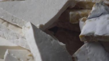 Taze taze dilimlenmiş tempeh ve tabakta beyaz tofu. Otantik Asya mayalanmış soya proteini, Endonezya 'dan sağlıklı vegan ve vejetaryen gıda malzemeleri. Besleyici yemek hazırlamak için geleneksel soya ürünleri.