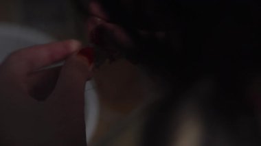 Mutfakta hammaddeleri hazırlayan ellerin detaylı görüntüsü. Otantik yemek pişirme, yemek hazırlama ve kültürel mutfağı yakalar. Yaşam tarzı, sağlık veya aşçılık projesi için mükemmel.