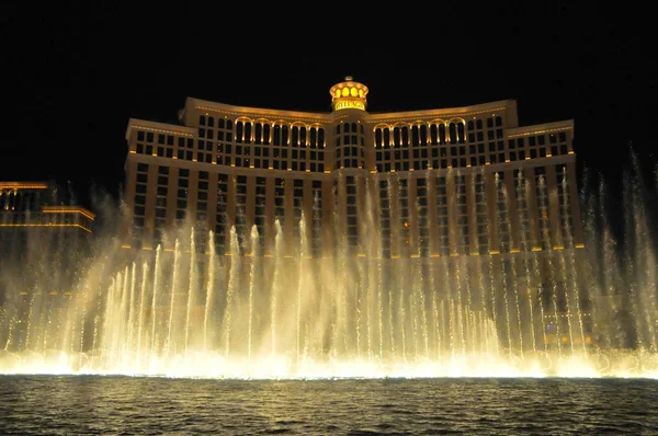 Szökőkút műsorral, a Bellagio casino Las Vegas — Stock Fotó