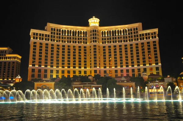 Szökőkút műsorral, a Bellagio casino Las Vegas — Stock Fotó