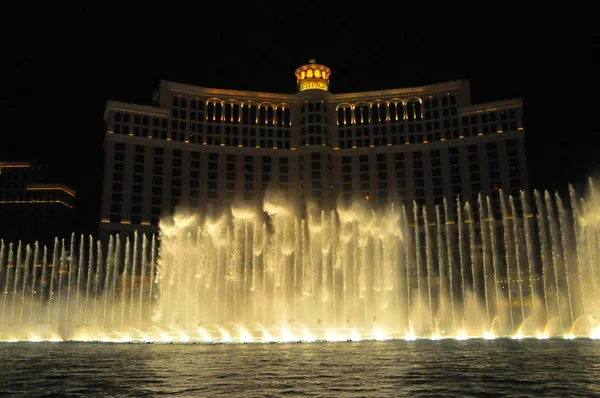 Szökőkút műsorral, a Bellagio casino Las Vegas — Stock Fotó