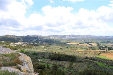 Provence alanları ve gözlem güverte Baux-de-Provence eski kale, dağlardan görünümünü