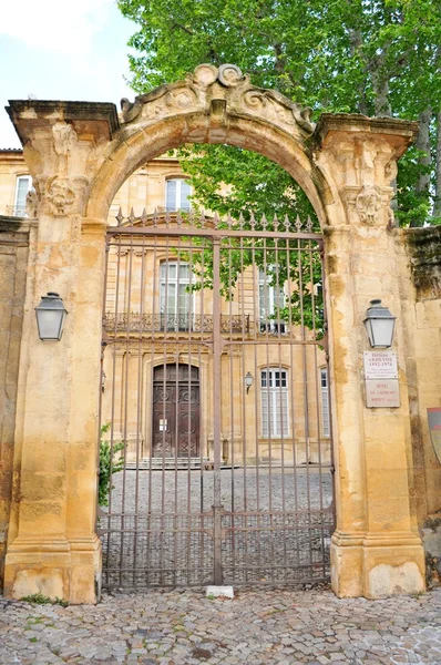 Brána v starém domě v Aix-en-Provence, Provence, Francie — Stock fotografie
