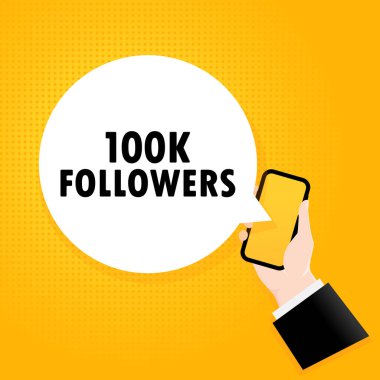 100 bin takipçi. İçinde baloncuk mesajı olan akıllı bir telefon. İçinde 100 bin takipçi olan bir poster. Çizgi roman tarzı. Telefon uygulaması konuşma balonu. Vektör EPS 10. Arkaplanda izole