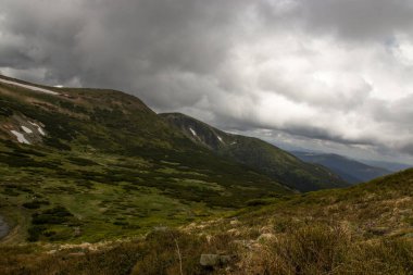 Yazın bulutların arasında dağlar
