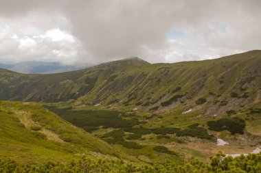 Kayalar ve taşlarla dolu dağ sıraları