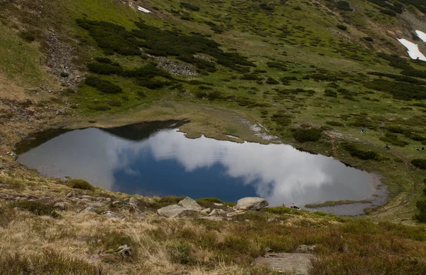 Lago Una Cordillera Entre Las Rocas —  Fotos de Stock