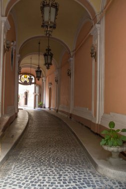 Eski şehrin sokaklarında kaldırım taşları var.