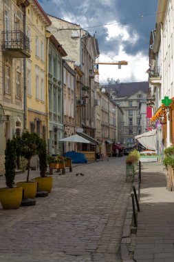 Eski şehrin sokaklarında kaldırım taşları var.