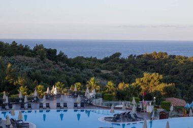 Otelde deniz manzaralı bir havuz.