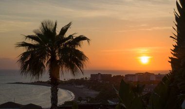 Deniz kenarında günbatımı güneşi