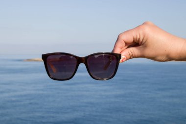 Deniz zemininde gözlük