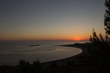 Deniz kenarında günbatımı güneşi