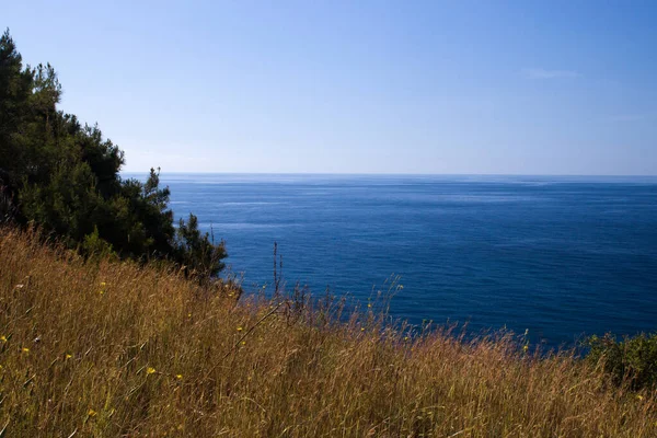 Νησί Στη Θάλασσα Και Στον Γαλάζιο Ουρανό — Φωτογραφία Αρχείου