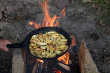 Patatesler tavada ateşte