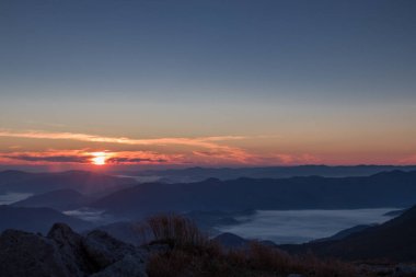 sabah güneşi Dağların üzerinden