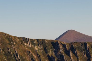 sabah güneşi Dağların üzerinden