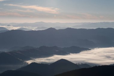 sabah güneşi Dağların üzerinden