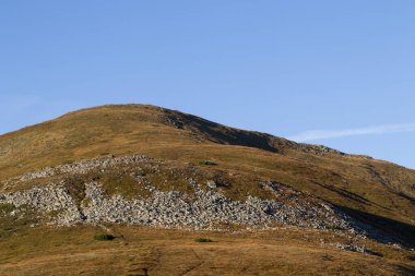 sabah güneşi Dağların üzerinden