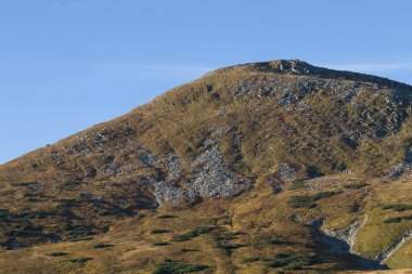 sabah güneşi Dağların üzerinden
