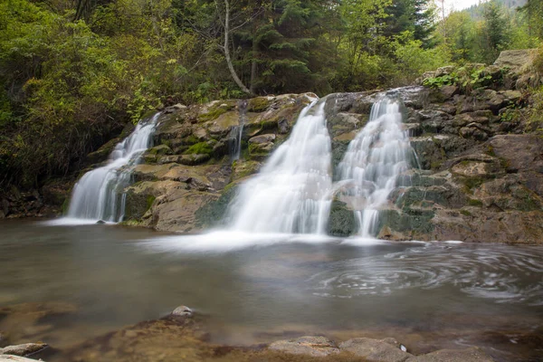 Cascata Montagna Nella Foresta — Foto Stock