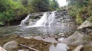 Sonbahar ormanlarının arasında bir dağ şelalesi