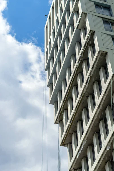 The building under construction is ledge up. In the form of an inverted pyramid.