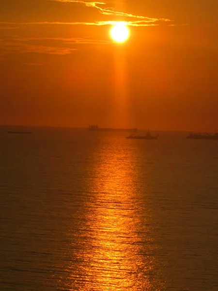 Puesta Sol Naranjas Bahía Santa Marta Colombia Medio Barcos Carga — Foto de Stock