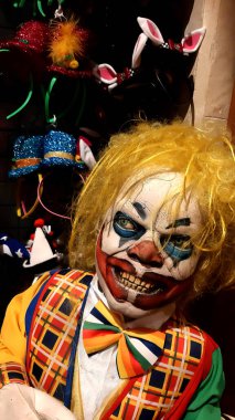 Korkunç palyaço dişlerini gösteriyor.