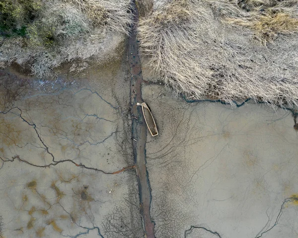 Kışın sonunda kurumuş bir göl.