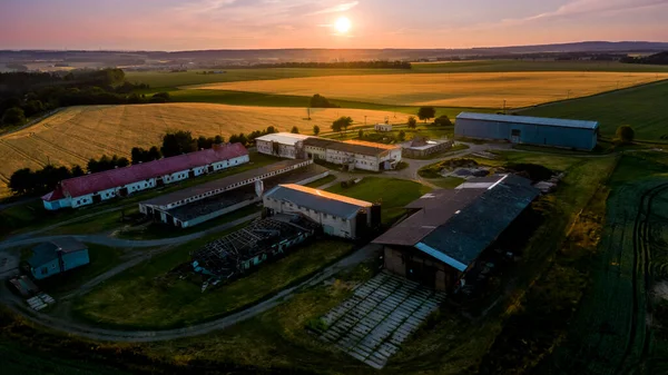 Şehrin kenar mahallelerinde, tarlalar ve ormanlarla çevrili terk edilmiş ve harap bir çiftlik evi.