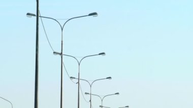 Rus pisti, sonbaharın başında. Yol boyunca direkler var. Otoyol boyunca bariyer çit var. Sürücüler için işaretler her yerde. Gökyüzü açık. Sonbahar ağacı yolu manganın korkuluklarını aşıyor.. 