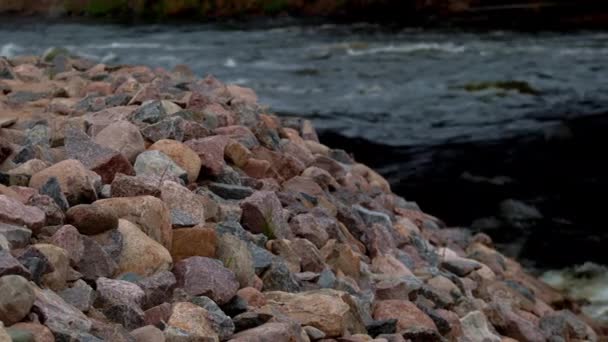 Kleurrijke Stenen Veel Stenen Bij Rivier Een Stormachtige Rivier Stroomt — Stockvideo