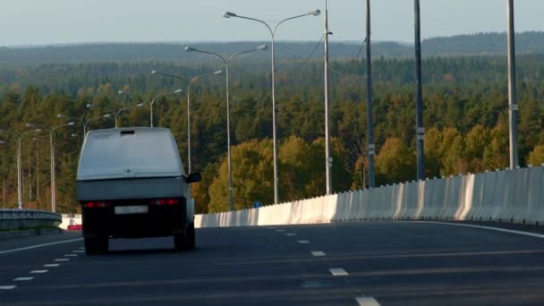 Początku Jesieni Drzewa Zaczynają Żółknąć Samochód Jedzie Wzdłuż Autostrady Znaki — Wideo stockowe