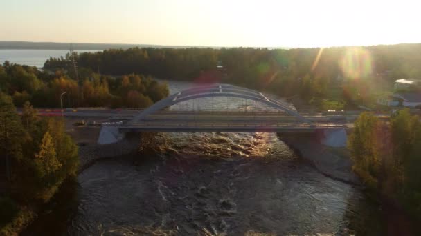 Luchtopname Stroomt Een Stormachtige Rivier Uit Het Meer Brug Steekt — Stockvideo