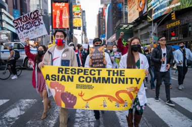4 Nisan 2021 'de, New York, New York' taki Times Meydanı 'ndan Çin Mahallesi' ne yapılan Asya kurşun yürüyüşü sırasında çekilen Asya Nefretini Durdur tabelası.. 