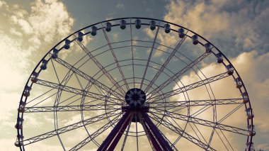 Mavi gökyüzüne karşı dönme dolap