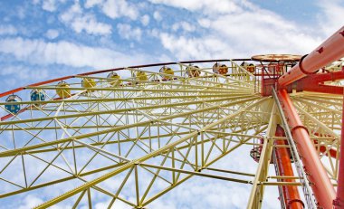 Mavi gökyüzüne karşı dönme dolap