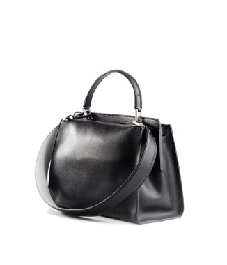 Beyaz arka plan üzerinde izole siyah deri kadın çanta