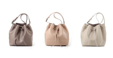 Beyaz arka planda izole edilmiş kadın deri çanta.