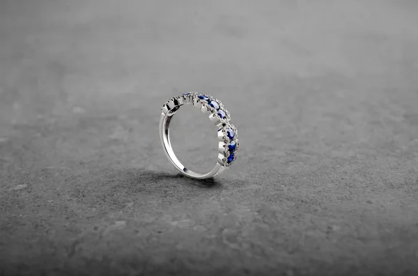 Lesklé šperky prsteny na šedém pozadí vintage — Stock fotografie