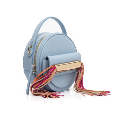 Beyaz arka planda dışlanmış mavi deri çantalı.