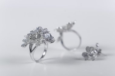 Beyaz arka plan üzerinde izole parlak mücevher