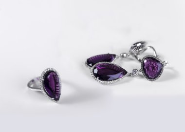 Beyaz arka plan üzerinde izole parlak mücevher