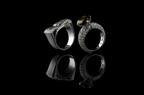Lesklé šperky izolovaných na černém pozadí — Stock fotografie