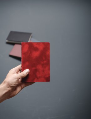 defter ile kırmızı süet başlık